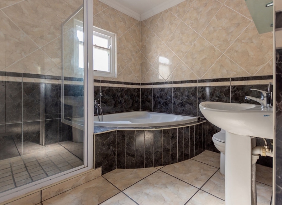 5 Bedroom Property for Sale in Mykonos Western Cape
